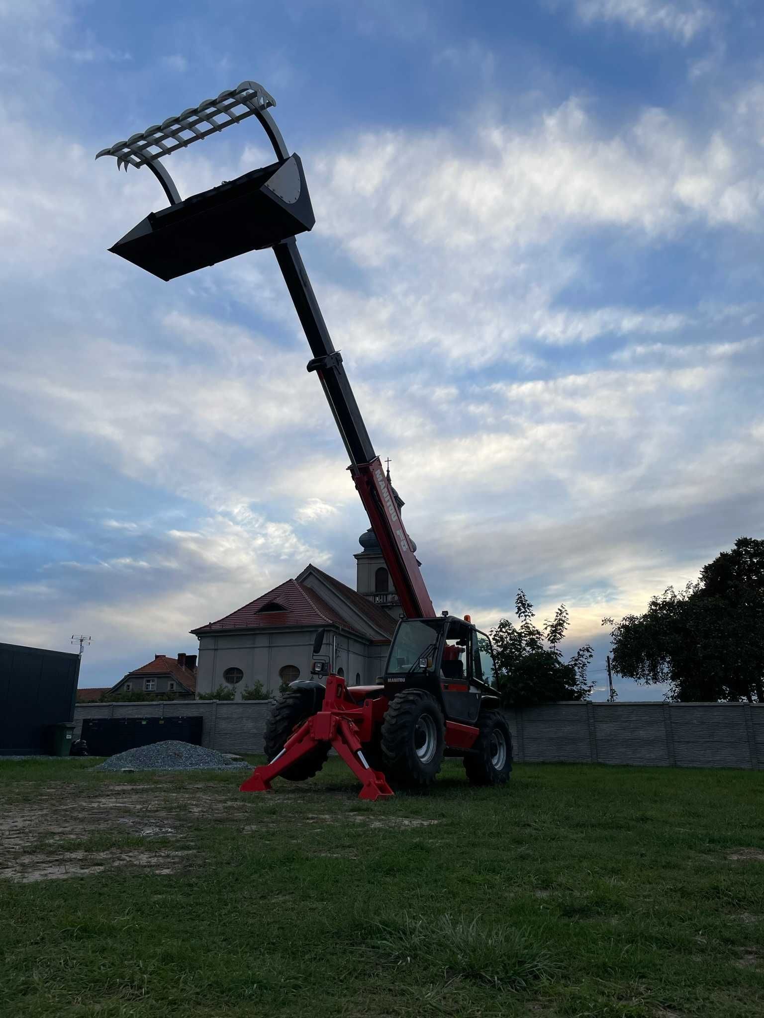 Usługi ładowarką teleskopową - Manitou 14m, 3,5t