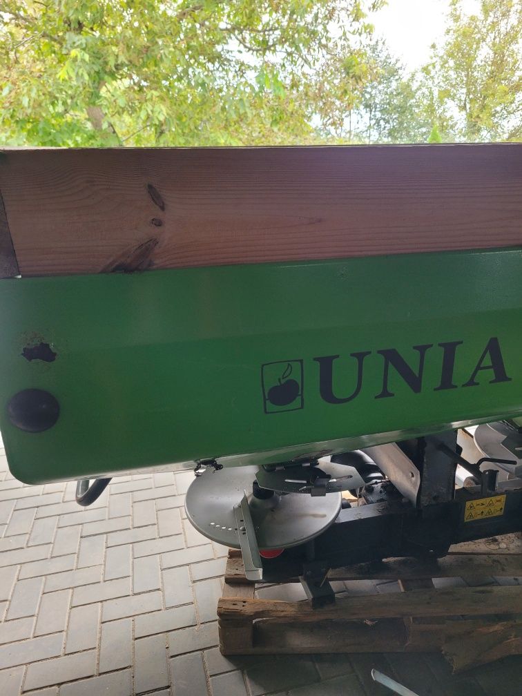 Розкидач мінеральних добрив Unia MX