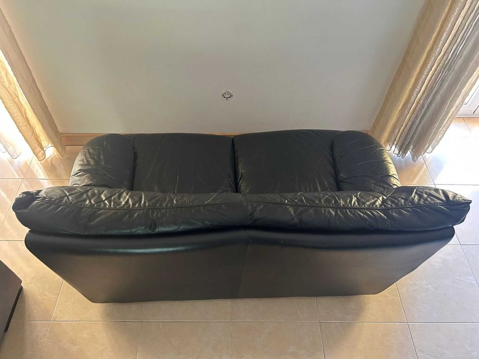 Sofá de pele preto (2 lugares). Material de qualidade