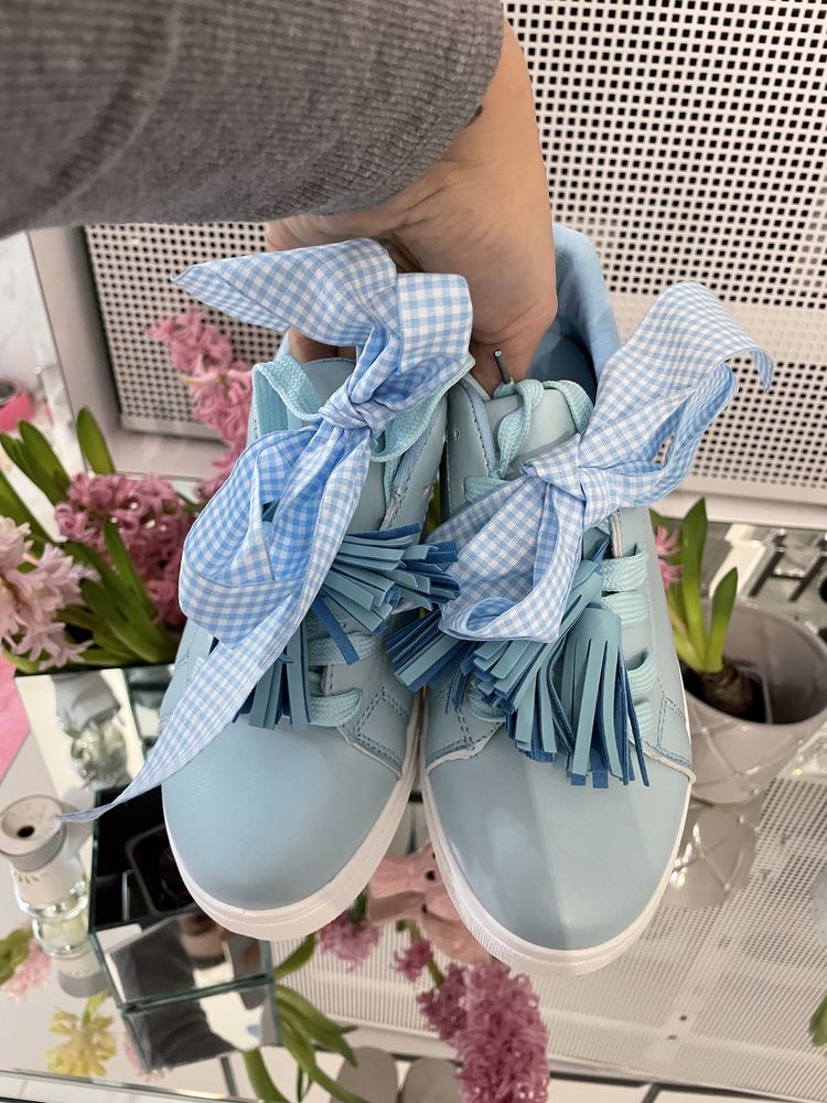 Adidasy z kokardkami i wstążkami