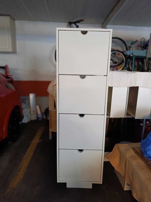 Sapateira com 4 compartimentos dá para 12 pares de sapatos