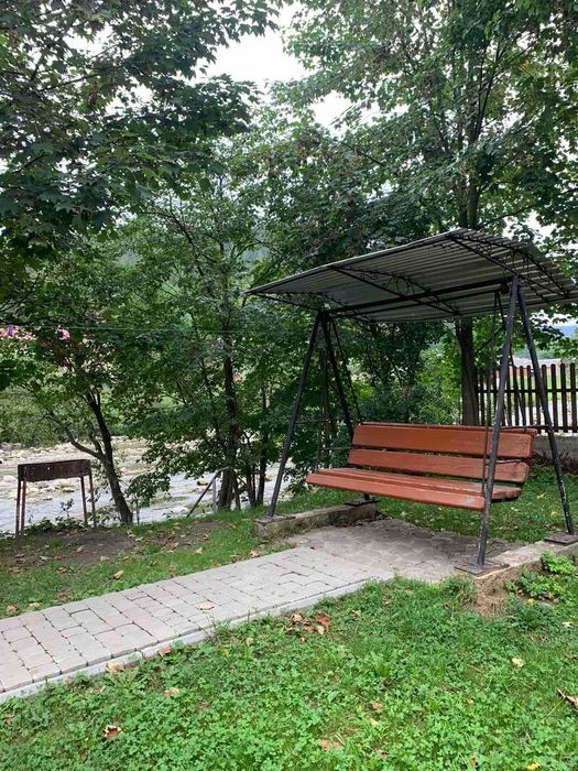 Апартаменти з кухнею на 3 особи. Поряд річка. Є сауна.