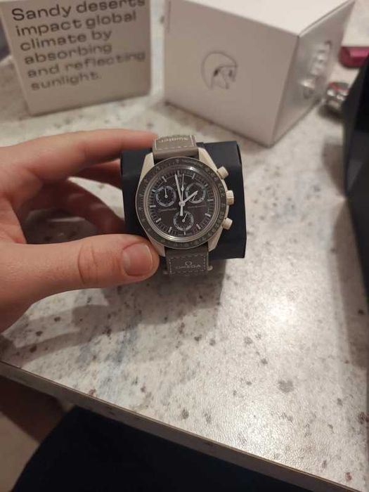SO33T103 Bioceramic – Pustynna Limitacja Omega x Swatch