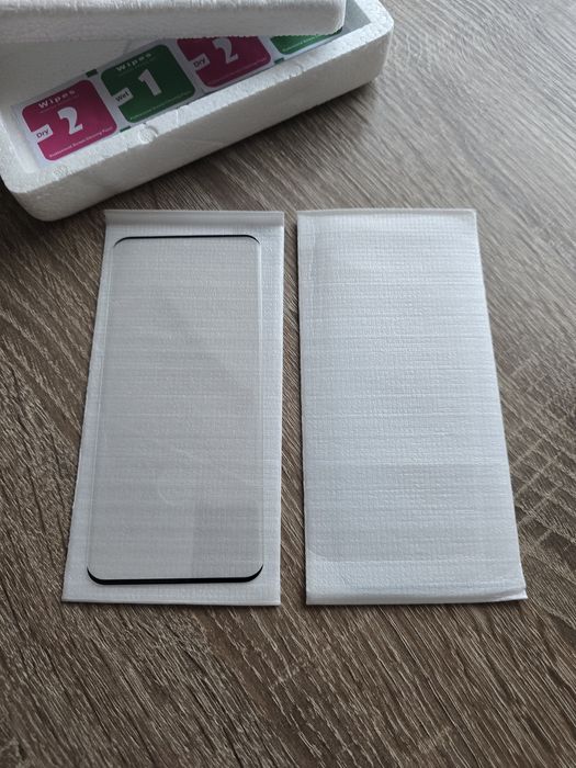 Чохли та захисне скло на Samsung S20