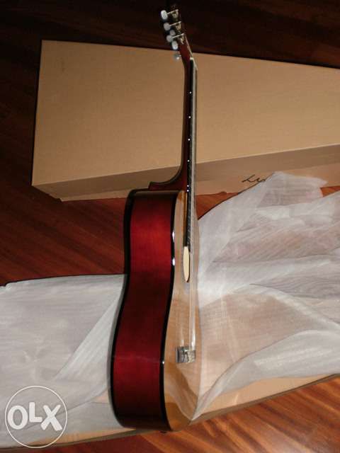 Guitarra clássica de madeira de cor castanha 3/4 ou 4/4