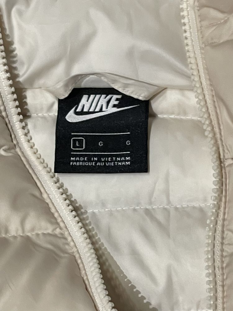 Пухова спортивна куртка Nike жіноча