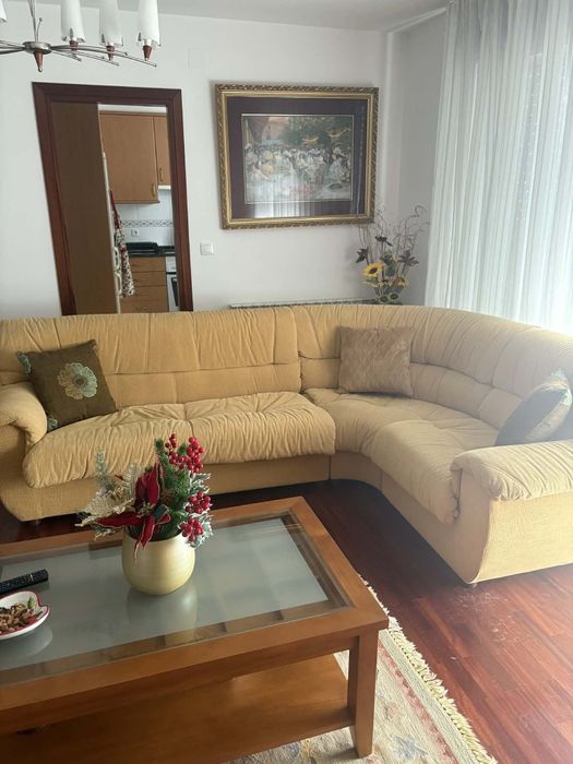 Sofá em L amarelo mostarda como novo