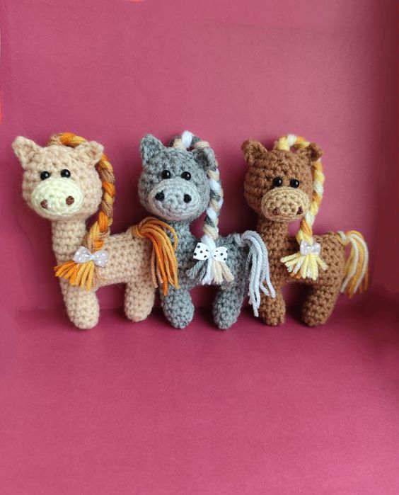 Вязаная игрушка лошадка, сувенир лошадь, символ 2026