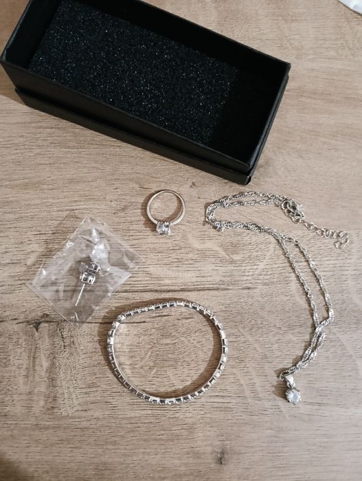 Conjunto 1 pulseira, 1 par de brincos, 1 colar e 1 anel