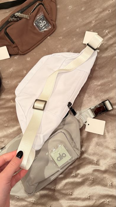 Бананка сумка напоясна Alo yoga в кольорах тренд 2025