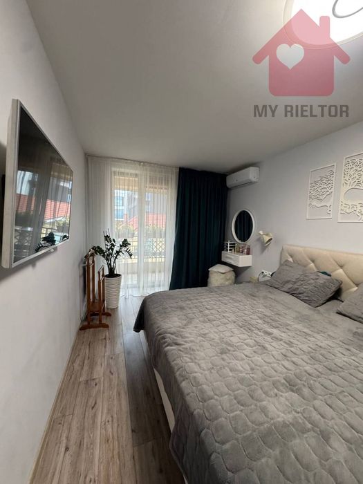 Сучасний будинок з сонячними панелями та гаражем у новому районі.