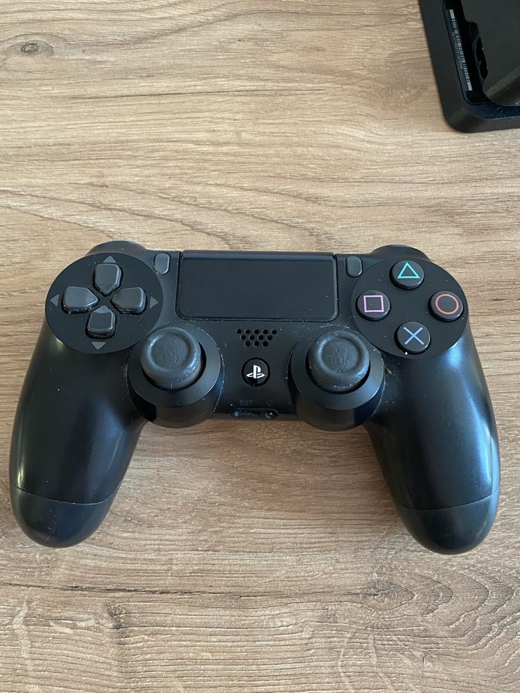 Playstation 4 Slim 1 TB + 2 pady