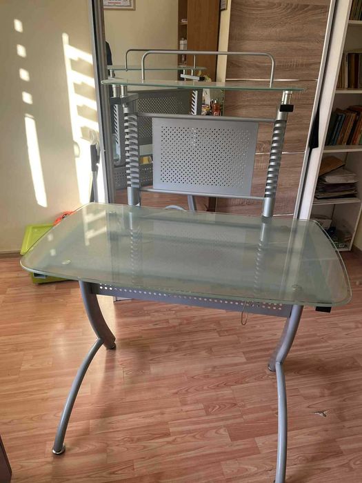 Biurko szklane z nadstawką