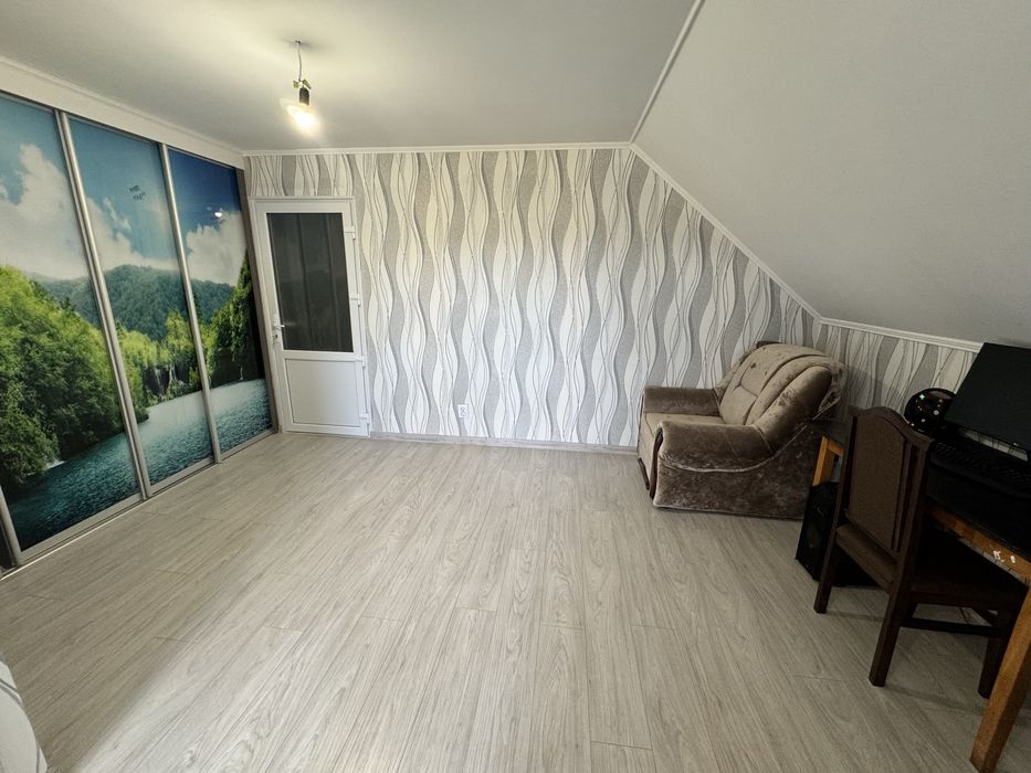 Будинок з новим ремонтом і технікою, великою ділянкою в м.Кременець Те