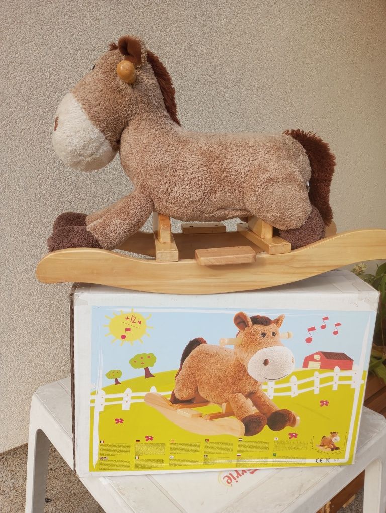 Cavalo de baloiço com música