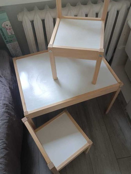 Stolik z dwoma krzesełkami dla dzieci