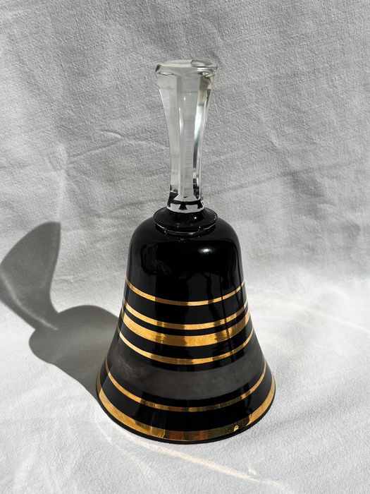 kryształowy czarny dzwonek w złote paski