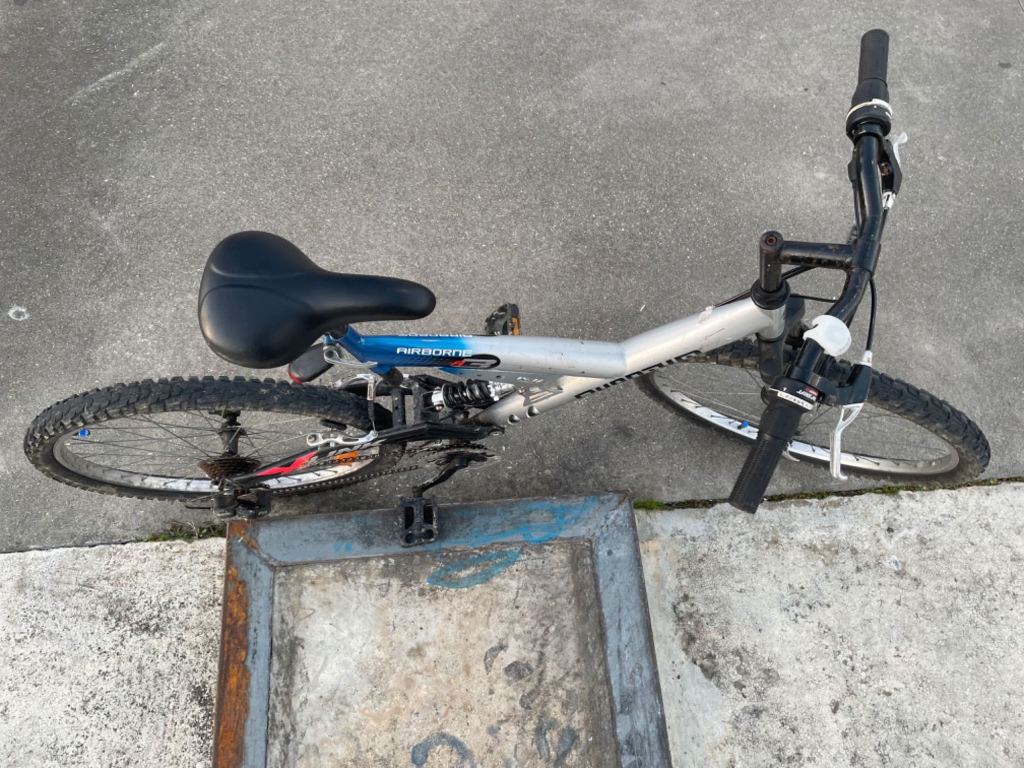 Bicicleta com suspensão airbone