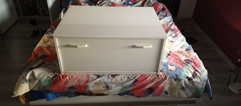 Duża głęboka biała szafka