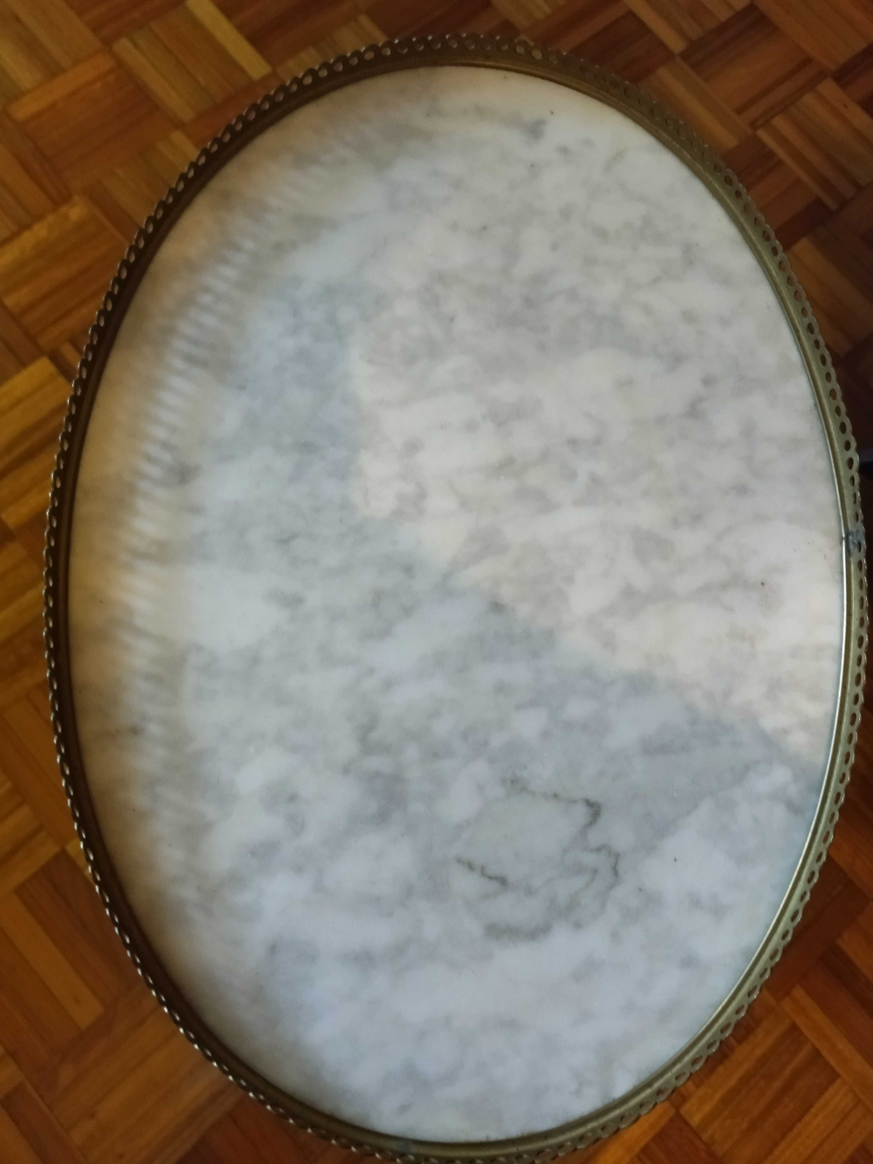 Mesa de apoio com pé de galo e tampo em mármore