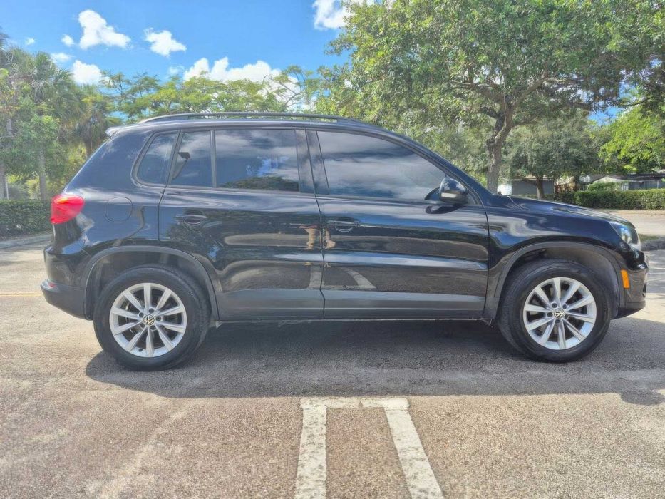 Volkswagen Tiguan S      2017