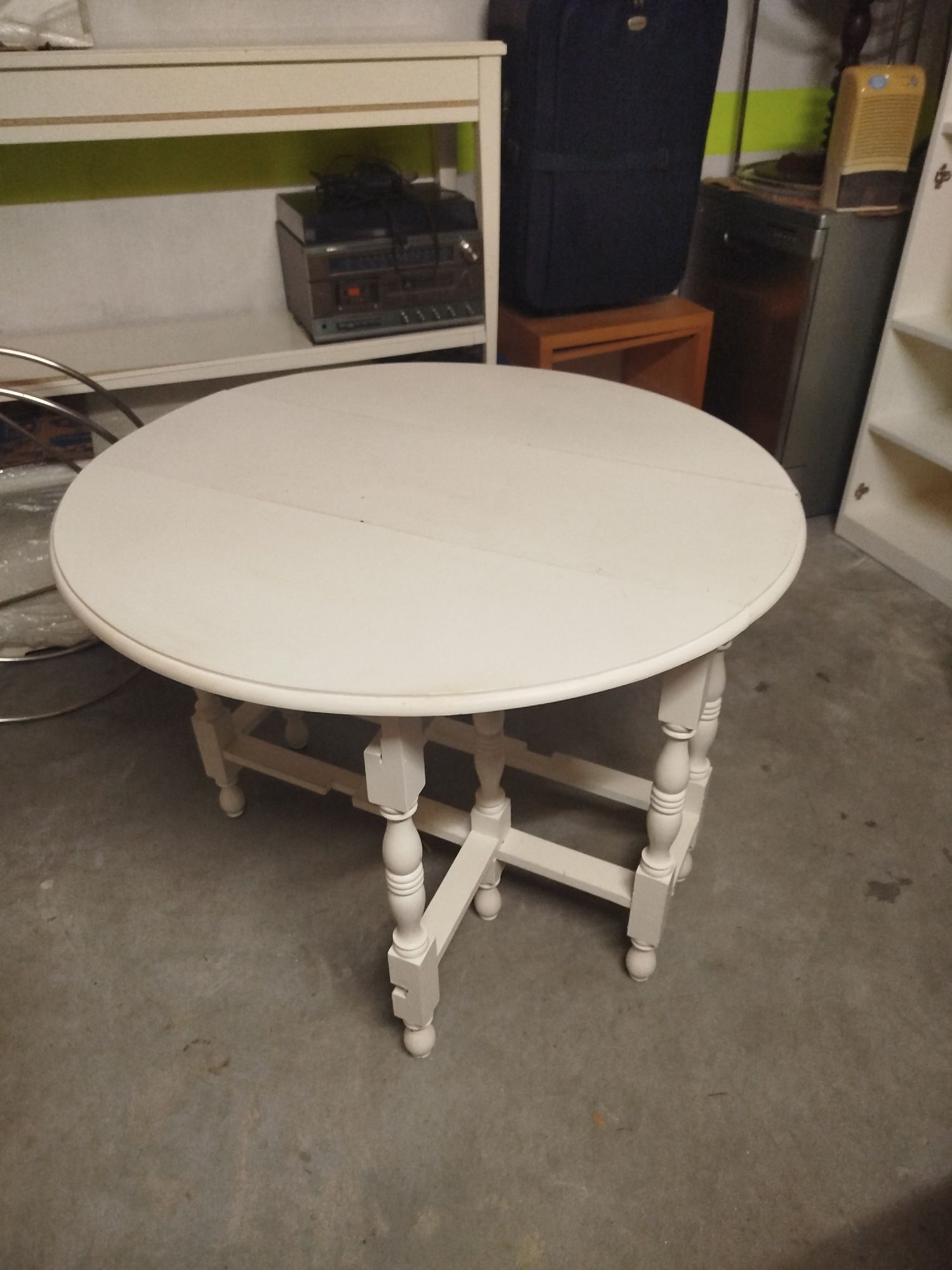 Mesa pintada de branco