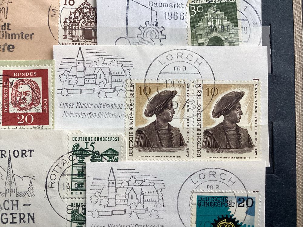 Klaser z pięknym zbiorem stempli pocztowych na wycinkach ze znaczkami.