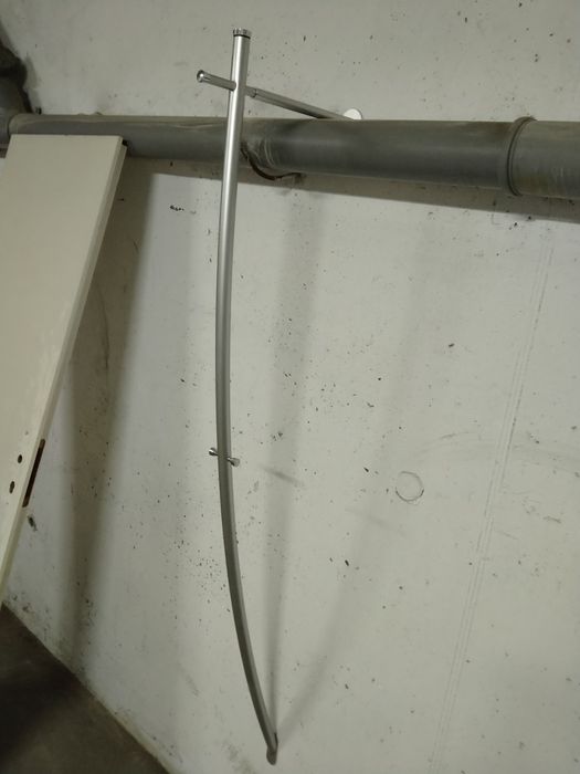 Wieszak na odzieży aluminiowy solidny.