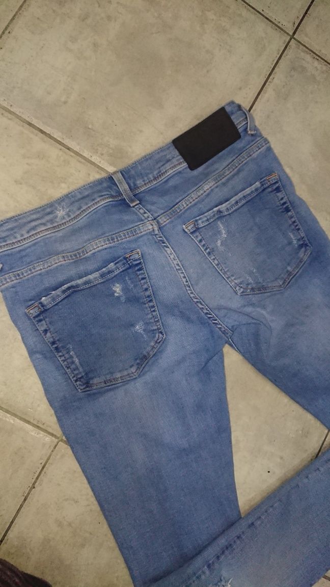 Dzinsy z dziurami River Island