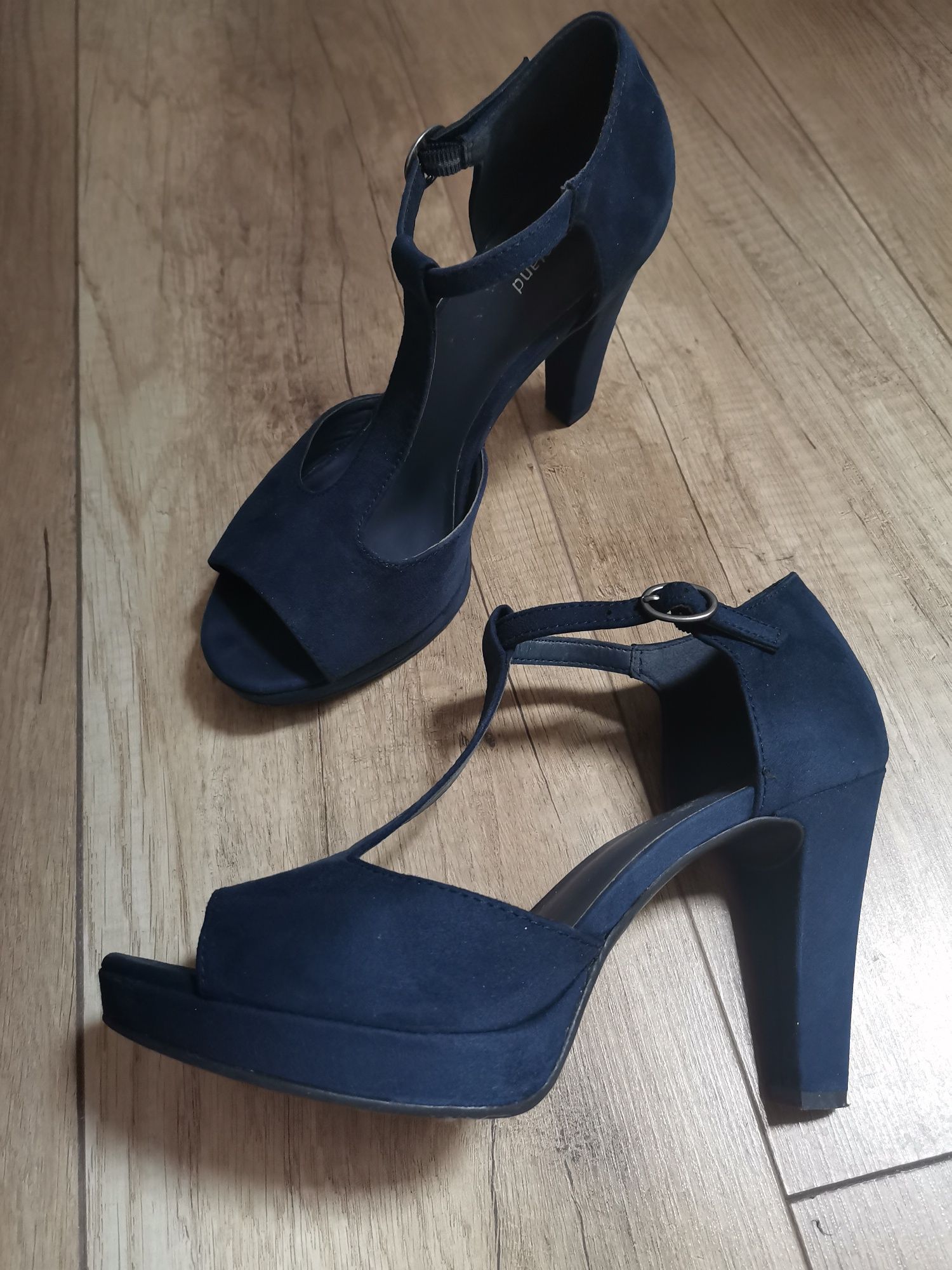 Granatowe buty na lato