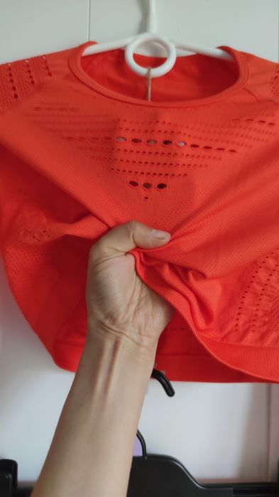 Strój sportowy, pomarańczowy, rozm.M, ze specjalnymi dziurkowymi wywie