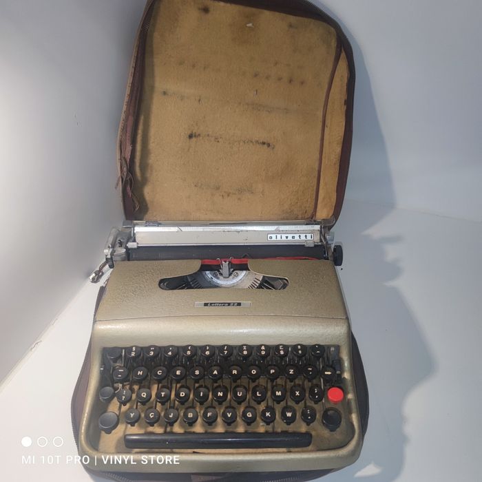 Olivetti Lettera 22 - Máquina de escrever Antiga com estojo