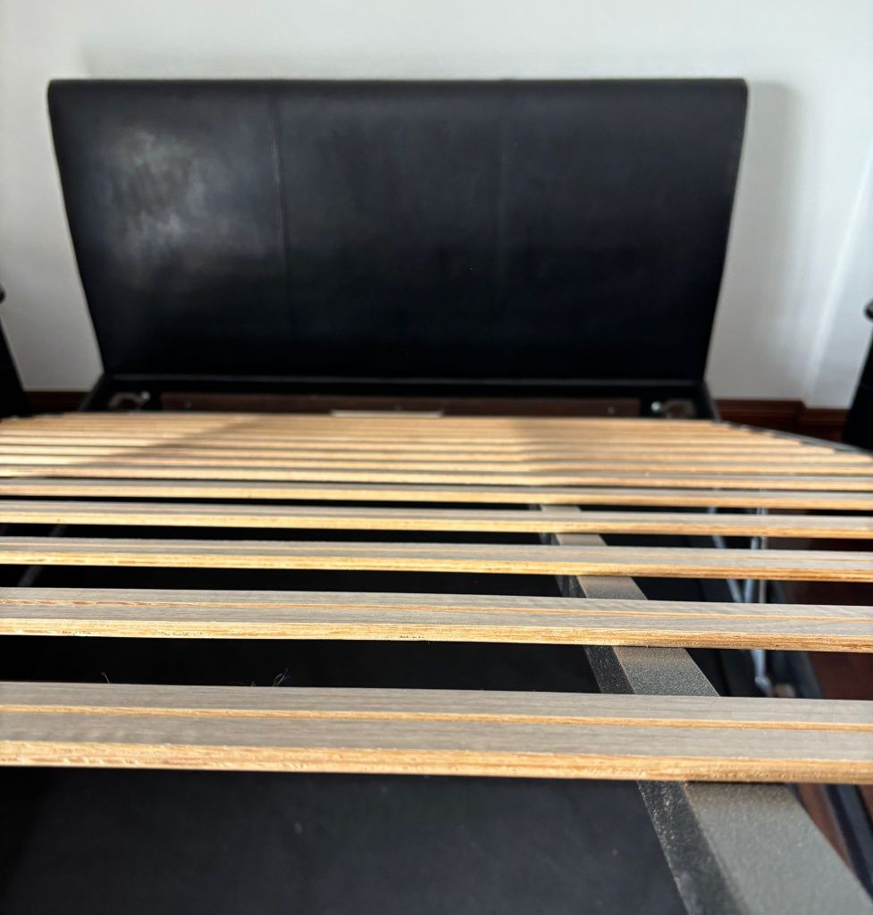 Mobilia de quarto em tons pretos