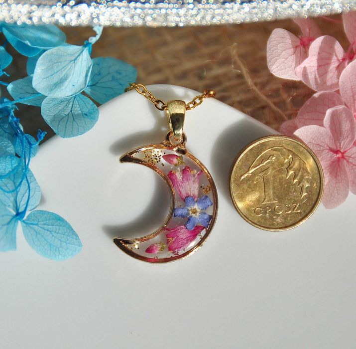 Księżyc z wrzosem i niezapominajką, żywica