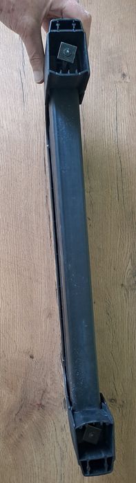 Uchwyt do nart mocowanych na dachu auta