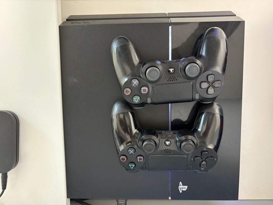 PlayStation4 PS4 + 2 Pady