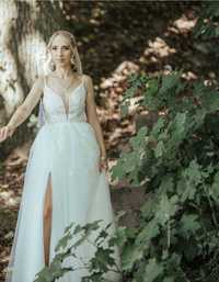 Piękna delikatna suknia ślubna