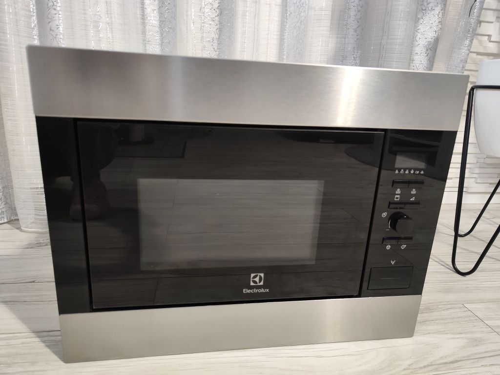 Kuchenka mikrofalowa do zabudowy Electrolux EMS26204OX uszkodzona