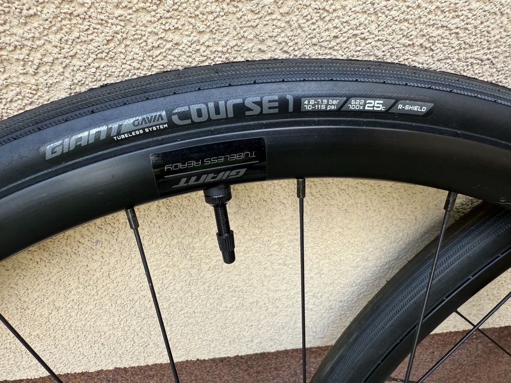 Koła Giant P-R2 Disc z oponami i tarczami. NOWE