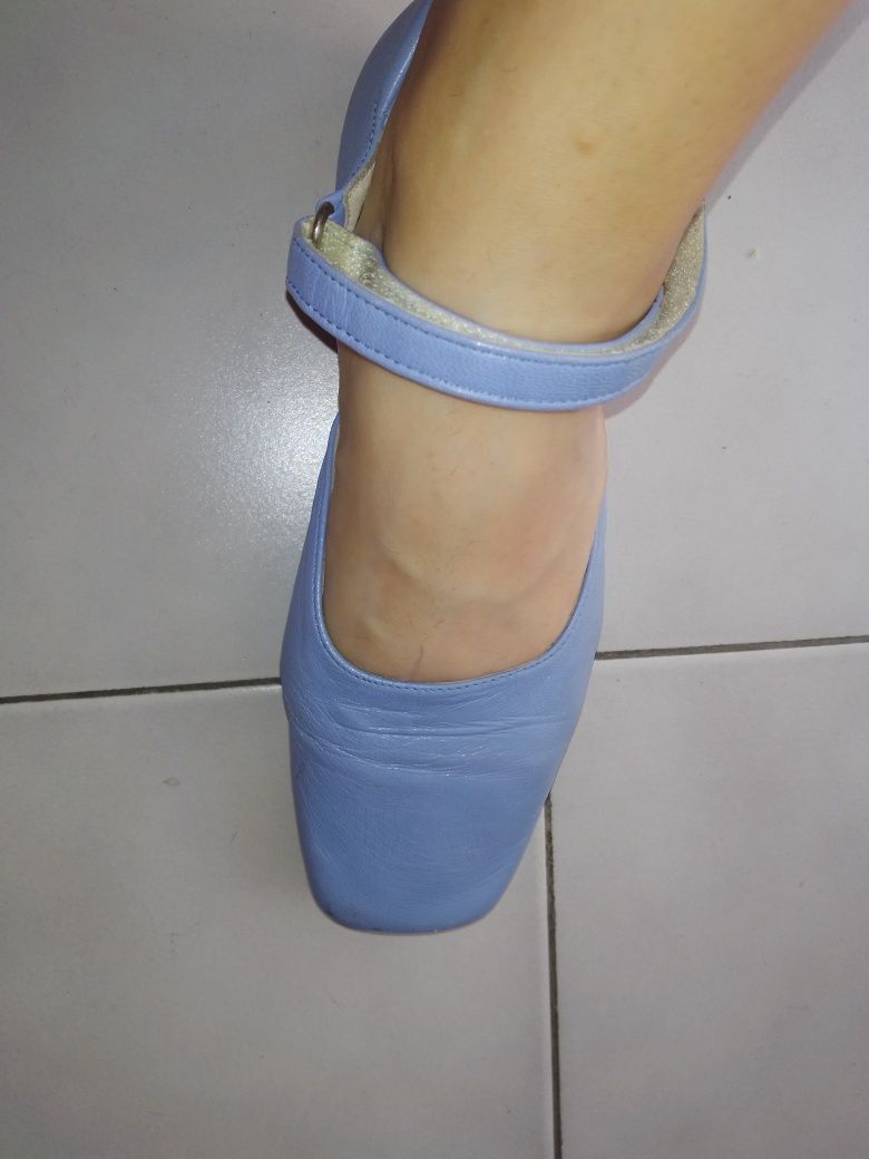 Sapatos rasos de cor azul