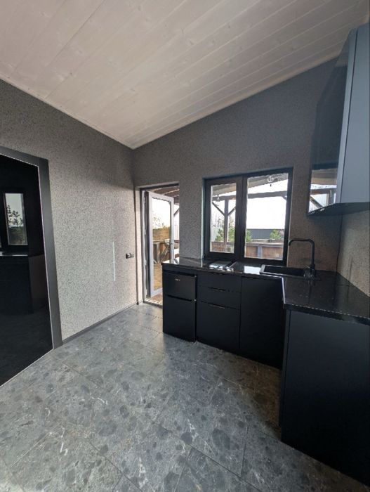 Продам будинок із земельною ділянкою в передмісті