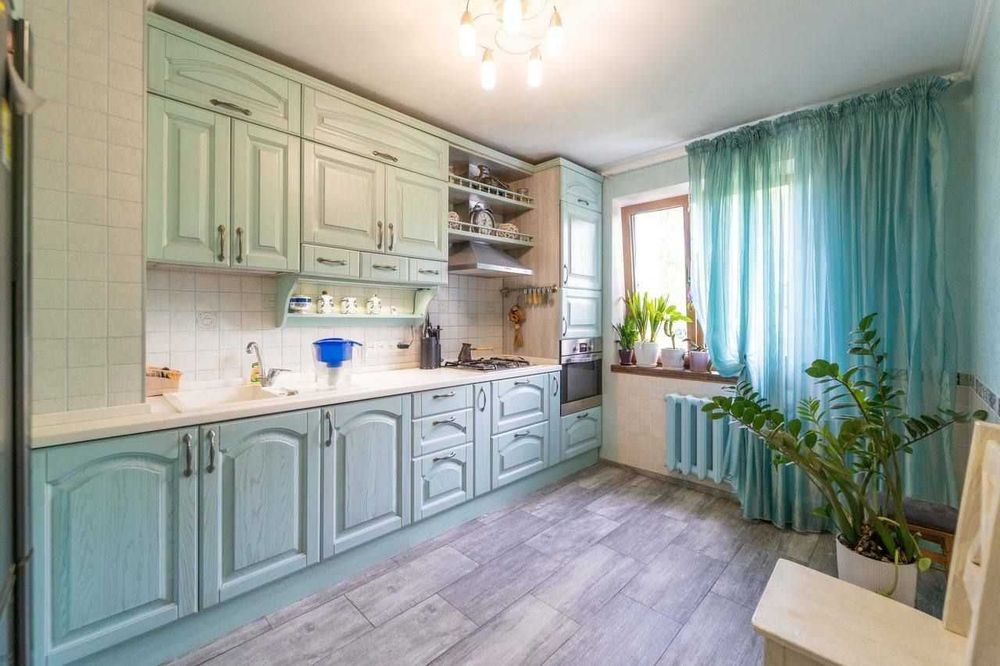 Продам  4 кімнатну квартиру з вітальнею на  вулиця Євгена Танцюри