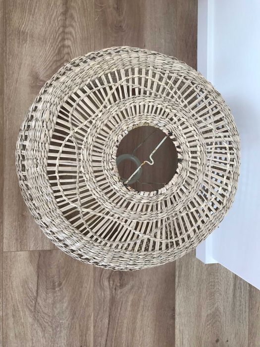 Abajur de teto, em verga, diâmetro de 40 cm