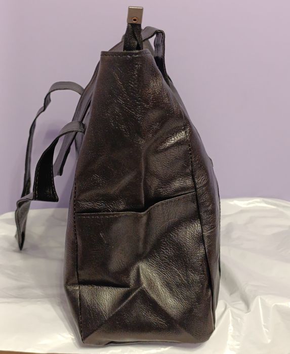 Чорна і коричнева жіноча сумка.