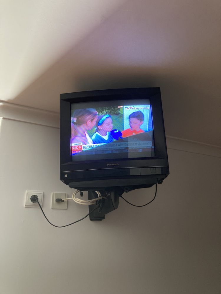 Televisão antiga Panasonic com suporte de parede