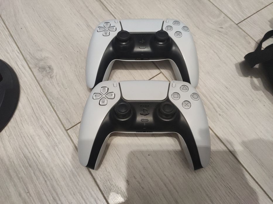 PlayStation 5 + 2 pady i zestaw gier