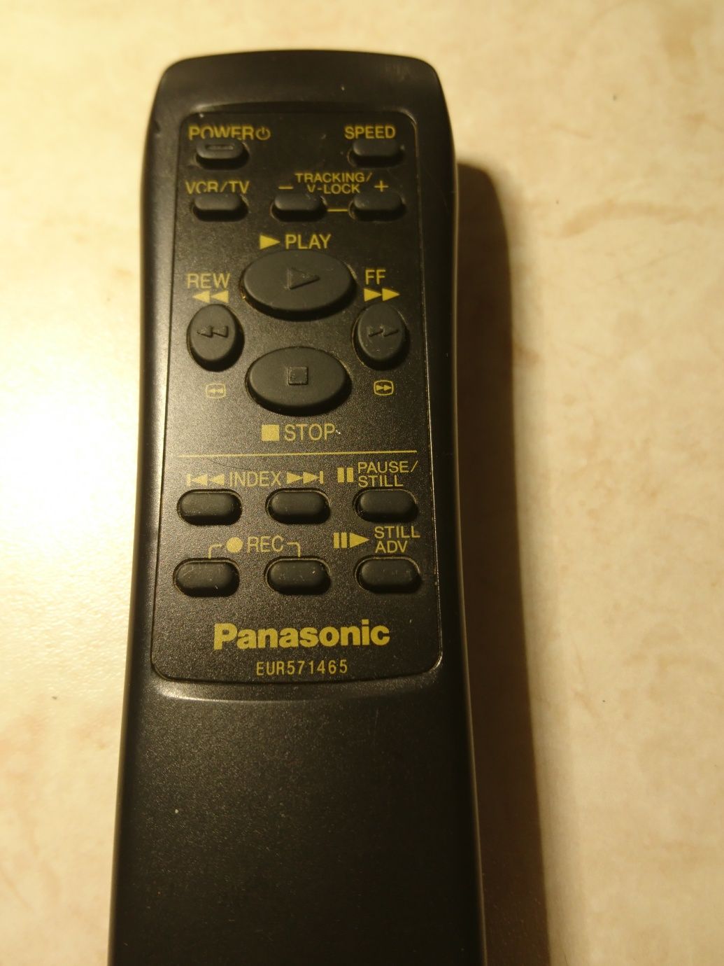 Пульт дистанційого керування від відеомагнітофона Panasonic.