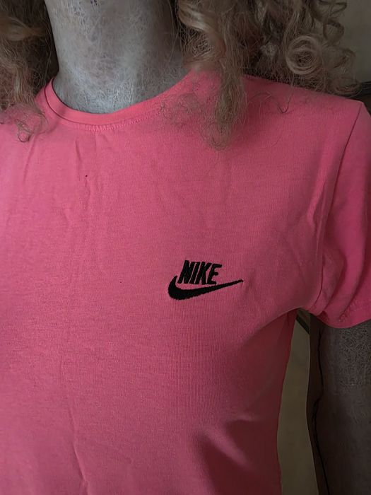 Koszulka damska Nike w kolorze różowym logo jest szyte i rekaw