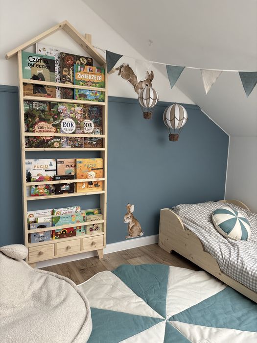 Drewniana biblioteczka domek z szufladkami