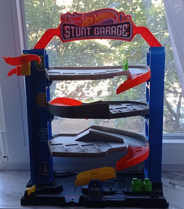 Ігровий набір Hot Wheels Гараж для трюків